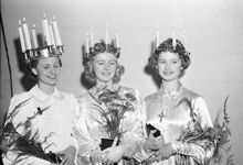 Ringvägen 68-70, Eriksdalshallen. I mitten på bilden står Stockholms Lucia Elisabeth Meyerhöffer. Bredvid sig har hon t.h. Danmarks lucia Carina Hinne och t.v. Finlands lucia Barbro Reihe