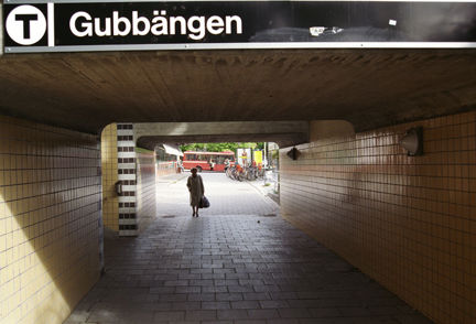 Gångtunnel med ingång till tunnelbanestation.