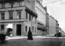 Artillerigatan 1-11 norrut från Storgatan 13. Nuvarande Artillerigatan 23-33 från Storgatan 11. Några kvinnor och en hund ses vid gatukorsningen