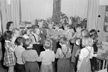Fröken Brita Odencrants har musikundervisning för sina elever på Ekhagens skola.