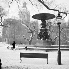 Kungsträdgården, Molins fontän. Jakobs kyrka i fonden