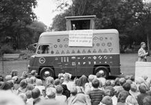 En buss med kasperteater- ""Den rullande trafikpolisen"" lär barn om trafiken i park