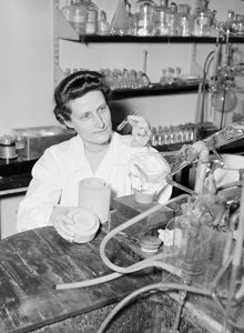 Docent Mignon Malm i laboratoriet på Wenner-Grens institut för experimentell biologi, fysiologisk kemi och ämnesomsättningsforskning