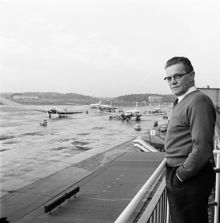 Bromma flygplats. Porträtt av 1:e trafikledare Teodor Anderson. Vy över området