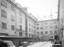 Gården västerut vid Oxtorgsgatan 7. Här är nuvarande Sveavägen framdragen