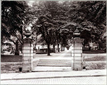 Västra ingången från Döbelnsgatan till Johannes kyrka