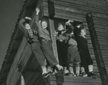 Tyresta: Glada gossar från Tyrseta skolläger 1946