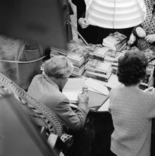 Författaren Per Anders Fogelström signerar boken ""Barn av sin stad""