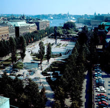 Kungsträdgården sedd från NK:s takterrass. T.v. om Stora Scenen KG Bejemarks skulptur "Stålstod". Parkering på platsen för f.d. Blanchs Café