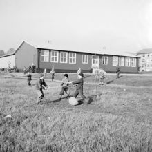 Gubbängens Folkskola. Lekande barn
