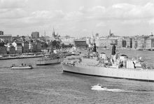 Reportage kring Kungabröllopet den 19 juni 1976. Militärfartyg och båtar på Strömmen