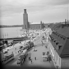 Tegelbacken västerut med Stadshuset i fonden. Kronprinsens Stall t.h