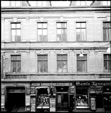 Hamngatan 34. Fasaddel med skyltar, Rudolf Thorssons leksaker samt Gamla Tenngjuteriet