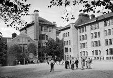 Hantverkargatan 67-69. Kungsholms Läroverk (Högre allmänna läroverket å Kungsholmen). Barn på skolgården