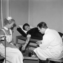 Dalagatan 9-11. Sabbatsbergs Sjukhus, blodgivarcentral. Doktor O. Ramgren jubileumstappar den 400 000:de blodgivaren i Stockholm, Iris Gernandt. Sjuksyster Ingrid Norman assisterar