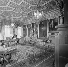 Greve Reinhold von Rosens salong. Huset vid Östermalmsgatan 45 byggdes 1884 och revs 1958