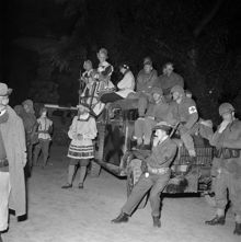 Kungsträdgården. Folk i maskeraddräkter i samband med firandet av Stockholm 700 år