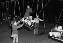 Barn gungar i en lekpark