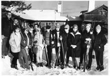 Manilla: Skolbarn med skidor