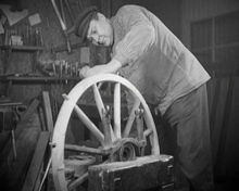 Bland hantverkare i Stockholm: Vagnmakeri - tillverkning av ett hjul (1932)