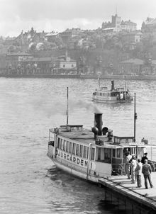 Djurgårdsfärjorna Djurgården 1 och Djurgården 4 vid Räntmästartrappan. Stadsgårdshamnen i fonden