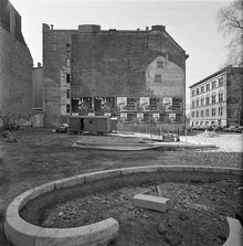 Avriven tomt med brandmurar, Tunnelgatan 17. Brandmur till kv. Apeln 5, Tunnelgatan 19. Vy mot väster. Nu Olof Palmes Gata