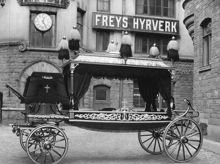 Katafalkvagn på gården vid Freys Hyrverk. Grev Turegatan 11