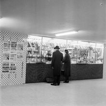 Kiosk. (Troligtvis i tunnelbanan vid T-centralen, uppgång mot Segels Torg)