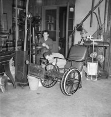 Reparation av rullstol på S:t Görans sjukhus 1951