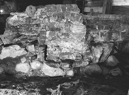 Den östra muren som ses på fotot är murad med stortegel med nästan bara koppstenar synliga. Möjligen finns det spår av välvning.