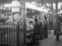 G. Nilsson Viktualiehandlare (butikerna 73-75, 76, 91 och 92) i Hötorgshallen. Saluhallen revs 1954, butikerna flyttade till en provisorisk länga tills nya hallen var färdig 1958