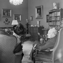 Litterär salong hos systrarna Greta och Estrid Linder. Bo Bergman och Thyra Klinkowström samtalar
