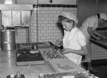 Sundbyberg. Fabriksarbeterskor arbetar med praliner i Marabous chokladfabrik