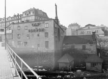 Kv. Järngraven Övra från öster. Västra Slussgatan 10 med kv. Överkikaren i fonden. Järnvägen går i bildens nedre kant. Kvarteret som låg mellan Sjöbergsplan och Södermalmstorg revs 1954