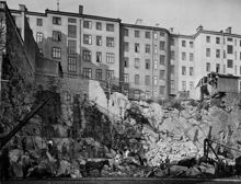 Sprängning för projekterade fastigheten Regeringsgatan 111, nuvarande 105. I fonden ligger Johannesgatans gårdsfasader