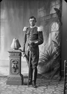 Porträtt av Albin Fager i uniform.