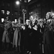 Stortorget. Sommarens Stortorgsspel öppnas, detta år går det i Italienskt tecken. Åskådare står på torget och applåderar