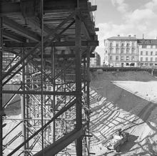 Malmskillnadsgatan går norrut på en provisorisk bro över urschaktade kv. Hästskon och Stormhatten. I fonden ligger Mäster Samuelsgatan 38 i kv. Grävlingen