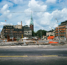 Gatuarbeten i rivna kvarter mellan Vasagatan och Klara Västra Kyrkogata. Vy från Tegelbacken mot kv. Uggleborg, Svalan och Sköldpaddan