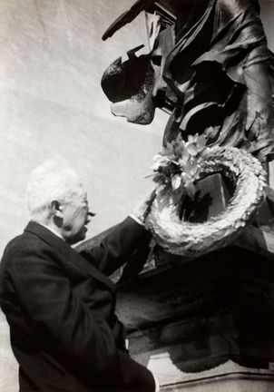 På fotografiet firar prins Eugen (1865–1947) freden efter andra världskrigets slut våren 1945.