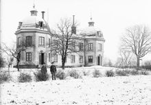 Stora Blecktornet. Malmgård från 1700-talet. 1897-1907 användes gården av socialvården som hem för vanartiga barn (kallades Skolkarehemmet). Dåv. kv. Betet.