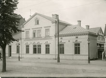 Restaurang Linden med Lindgården i bakgrunden
