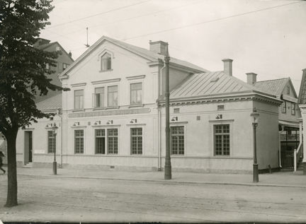 Svartvit exteriörbild av restaurang Linden med Lindgården i bakgrunden