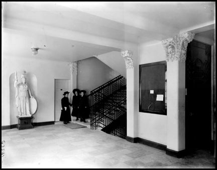 Flickor i ett trapphus.