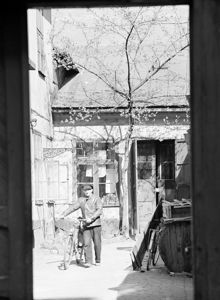 En man med cykel på gården vid Klarabergsgatan 29 och Klara Östra Kyrkogata 16