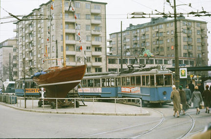 Lottbåt vid Fridhemsplan 1963. Spårvagn på linje 4E