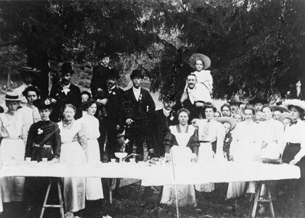 Foto från sommaravslutningen med Stockholms Sagostundskommitté, 5 juli 1905