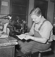 Arbete med proteser på Vanföreanstalten (Norrbackainstitutet) 1951