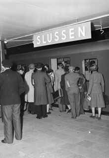 Slussens nyöppnade tunnelbanestation. Människor kliver av och på tunnelbanan