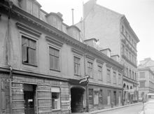 Beridarbansgatan 18-16 söderut mot Hamngatan 19 (GCI). Beridarbansgatan slutar vid Brunkebergstorg där man ser hörnet på Telestyrelsens byggnad. Vid Hamngatan 19 ligger nu fontänen på Sergels Torg